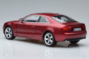 Audi A5 B8 Granaatinpunainen Norev 1:18 188352 Metalli — kuva 6 / 7