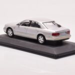 Audi A8 D2 Hopea Vihreä Raita Minichamps 1:43 - image 3 of 4