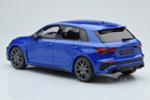 Audi RS3 8Y Sportback Performance Edition Nagaro Sininen GT Spirit 1:18 GT884 Hartsi — kuva 4 / 5