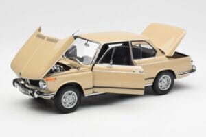 BMW 2002 Ti E10 Sahara Beige Kyosho 1:18 08541BG Metalli — kuva 2 / 8