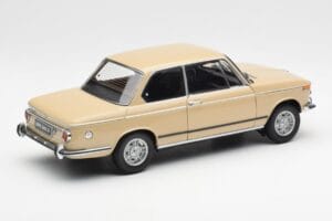 BMW 2002 Ti E10 Sahara Beige Kyosho 1:18 08541BG Metalli — kuva 3 / 8