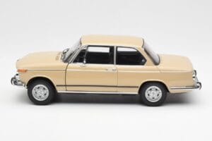 BMW 2002 Ti E10 Sahara Beige Kyosho 1:18 08541BG Metalli — kuva 4 / 8