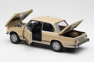 BMW 2002 Ti E10 Sahara Beige Kyosho 1:18 08541BG Metalli — kuva 5 / 8