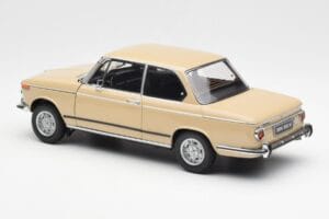 BMW 2002 Ti E10 Sahara Beige Kyosho 1:18 08541BG Metalli — kuva 7 / 8