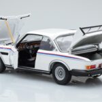 BMW 3.0 CSL E9 Valkoinen Dealer Edition Minichamps 1:18 - image 4 of 7