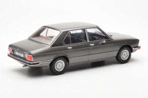 BMW 520i E28 Harmaa MCG 1:18 MCG18121 Metalli — kuva 2 / 6