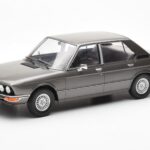 BMW 520i E28 Harmaa MCG 1:18