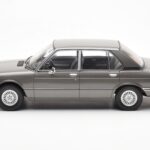 BMW 520i E28 Harmaa MCG 1:18 - image 3 of 6