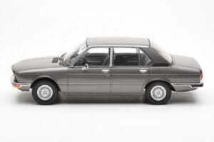 BMW 520i E28 Harmaa MCG 1:18 MCG18121 Metalli — kuva 3 / 6