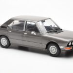 BMW 520i E28 Harmaa MCG 1:18 - image 4 of 6