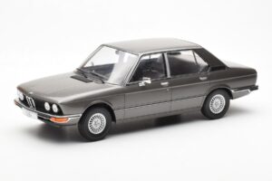 BMW 520i E28 Harmaa MCG 1:18 MCG18121