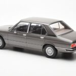 BMW 520i E28 Harmaa MCG 1:18 - image 5 of 6