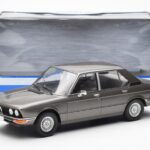 BMW 520i E28 Harmaa MCG 1:18 - image 6 of 6