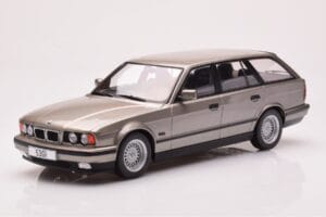 BMW 530i E34 Touring Harmaa Metallic MCG 1:18 MCG18330