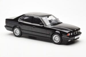 BMW 540i E34 Musta Metallic MCG 1:18 MCG18157 Metalli — kuva 4 / 6