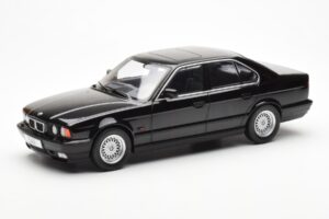 BMW 540i E34 Musta Metallic MCG 1:18 MCG18157