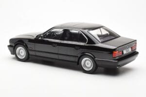 BMW 540i E34 Musta Metallic MCG 1:18 MCG18157 Metalli — kuva 5 / 6