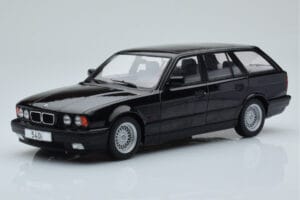 BMW 540i E34 Touring Musta Metallic MCG 1:18 MCG18329
