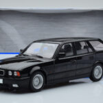 BMW 540i E34 Touring Musta Metallic MCG 1:18 - image 6 of 6
