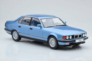BMW 7 Series E32 730i Sininen MCG 1:18 MCG18160 Metalli — kuva 3 / 5