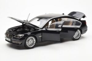 BMW 750Li F02 Facelift Carbon Musta Kyosho 1:18 08784BK Metalli — kuva 2 / 8