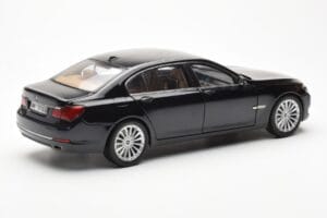 BMW 750Li F02 Facelift Carbon Musta Kyosho 1:18 08784BK Metalli — kuva 3 / 8