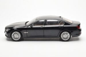 BMW 750Li F02 Facelift Carbon Musta Kyosho 1:18 08784BK Metalli — kuva 4 / 8