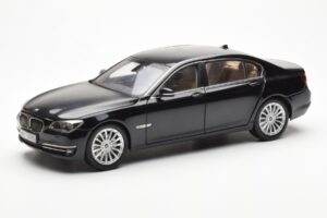 BMW 750Li F02 Facelift Carbon Musta Kyosho 1:18 08784BK