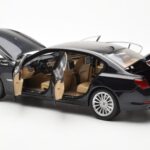 BMW 750Li F02 Facelift Carbon Musta Kyosho 1:18 - image 5 of 8