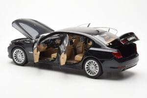 BMW 750Li F02 Facelift Carbon Musta Kyosho 1:18 08784BK Metalli — kuva 5 / 8
