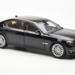 BMW 750Li F02 Facelift Carbon Musta Kyosho 1:18 - image 6 of 8