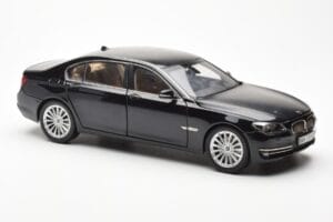 BMW 750Li F02 Facelift Carbon Musta Kyosho 1:18 08784BK Metalli — kuva 6 / 8