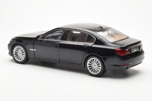 BMW 750Li F02 Facelift Carbon Musta Kyosho 1:18 08784BK Metalli — kuva 7 / 8