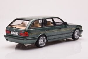BMW Alpina B10 E34 Touring Tummanvihreä MCG 1:18 MCG18331 Metalli — kuva 2 / 6