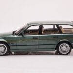 BMW Alpina B10 E34 Touring Tummanvihreä MCG 1:18 - image 3 of 6