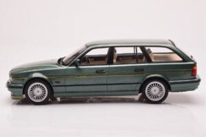 BMW Alpina B10 E34 Touring Tummanvihreä MCG 1:18 MCG18331 Metalli — kuva 3 / 6