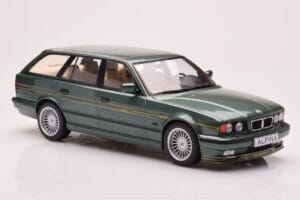 BMW Alpina B10 E34 Touring Tummanvihreä MCG 1:18 MCG18331 Metalli — kuva 4 / 6