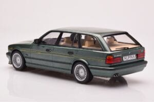 BMW Alpina B10 E34 Touring Tummanvihreä MCG 1:18 MCG18331 Metalli — kuva 5 / 6