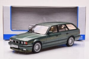 BMW Alpina B10 E34 Touring Tummanvihreä MCG 1:18 MCG18331 Metalli — kuva 6 / 6