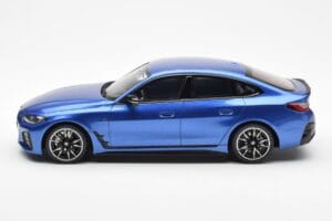 BMW i4 M50 G26 Sininen Otto 1:18 OT453 Hartsi — kuva 3 / 6