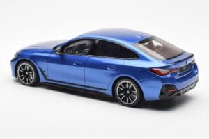 BMW i4 M50 G26 Sininen Otto 1:18 OT453 Hartsi — kuva 5 / 6
