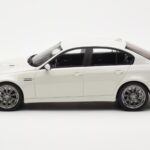 BMW M3 E90 Sedan Valkoinen GT Spirit 1:18 - image 3 of 6