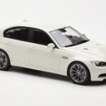 BMW M3 E90 Sedan Valkoinen GT Spirit 1:18 - image 4 of 6