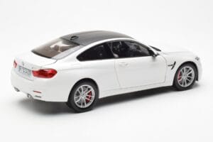 BMW M4 F82 Frozen Brilliant Valkoinen Paragon 1:18 PA-97101 Metalli — kuva 3 / 8