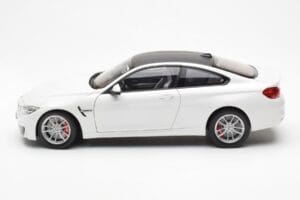 BMW M4 F82 Frozen Brilliant Valkoinen Paragon 1:18 PA-97101 Metalli — kuva 4 / 8