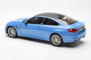 BMW M4 F82 Yas Marina Sininen Paragon 1:18 PA-97102 Metalli — kuva 7 / 8