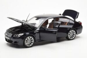 BMW M5 E60 Carbon Musta Kyosho 1:18 08593BK Metalli — kuva 2 / 8