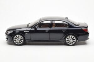 BMW M5 E60 Carbon Musta Kyosho 1:18 08593BK Metalli — kuva 4 / 8