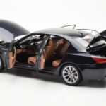 BMW M5 E60 Carbon Musta Kyosho 1:18 - image 5 of 8