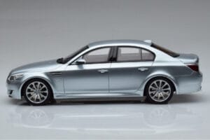 BMW M5 E60 Hopea Otto 1:18 OT426 Hartsi — kuva 3 / 6